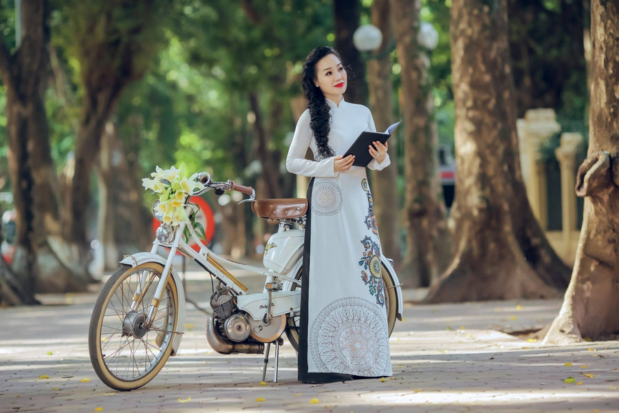 Đứng thẳng người, và nghiêng 1 phía có thể là dựa vào vật gì đó phía sau như tường, cửa,.....để chụp. Ảnh: Nắng Studio