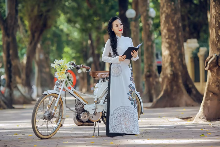 Đứng thẳng người, và nghiêng 1 phía có thể là dựa vào vật gì đó phía sau như tường, cửa,.....để chụp. Ảnh: Nắng Studio