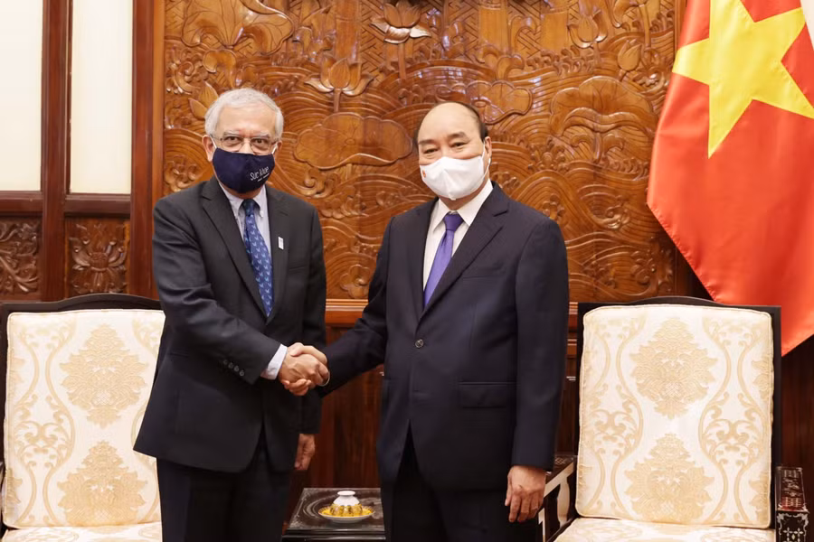 Chủ tịch nước Nguyễn Xuân Phúc tiếp ông Kamal Malhotra, Điều phối viên thường trú LHQ tại Việt Nam, đến chào từ biệt trước khi kết thúc nhiệm kỳ công tác. Ảnh: VGP