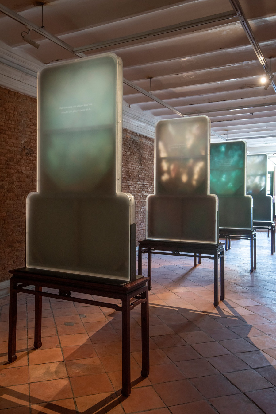 Mặt sau bức tranh hiện những dòng thơ.