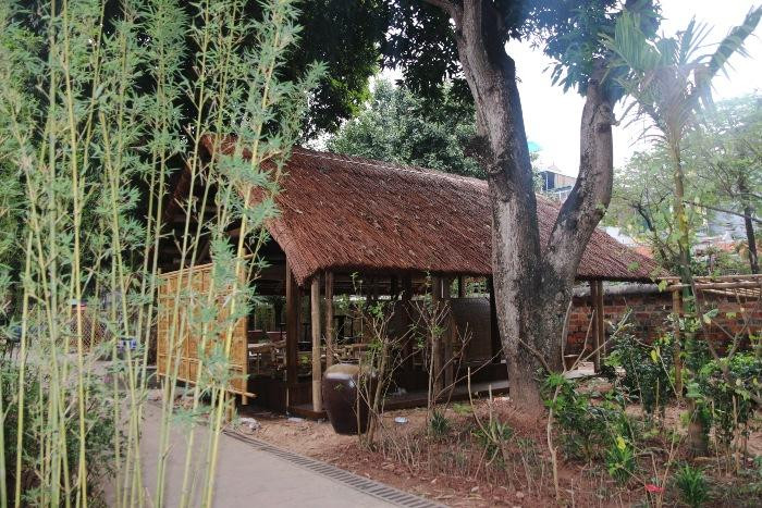 Góc trưng bày ngoài trời tái hiện cảnh lều chõng đi thi của sĩ tử xưa.