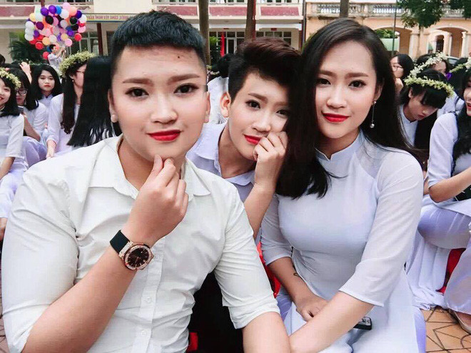 Phì cười với màn nhờ xóa kẻ thứ 3 chen giữa, chàng thanh niên tức điên vì mình... hóa khỉ - Ảnh 15. Phì cười với màn nhờ xóa kẻ thứ 3 chen giữa, chàng thanh niên tức điên vì mình... hóa khỉ - Ảnh 15.