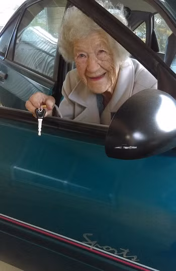 cu-ba-101-tuoi-van-nhay-du-chay-xe-phan-khoi-lon