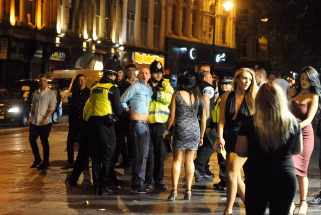 Lạ lẫm những hình ảnh ở Anh trong ngày nghỉ lễ “Bank Holiday” ảnh 7