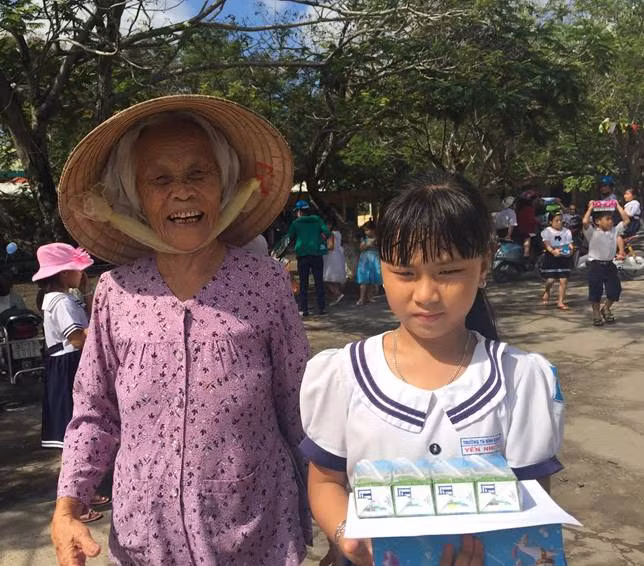 Bà và cháu chia vui với phần quà