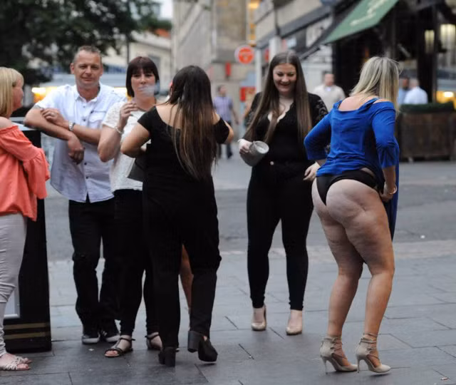 Lạ lẫm những hình ảnh ở Anh trong ngày nghỉ lễ “Bank Holiday” ảnh 6