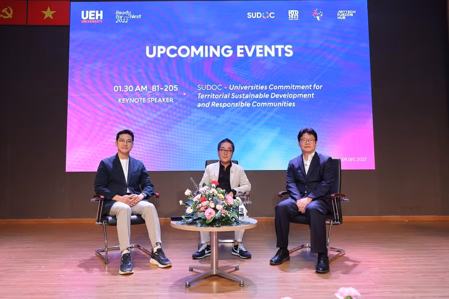 Các chuyên gia và học giả cùng nhau thảo luận nhiều vấn đề tại hội thảo theo hướng mở.