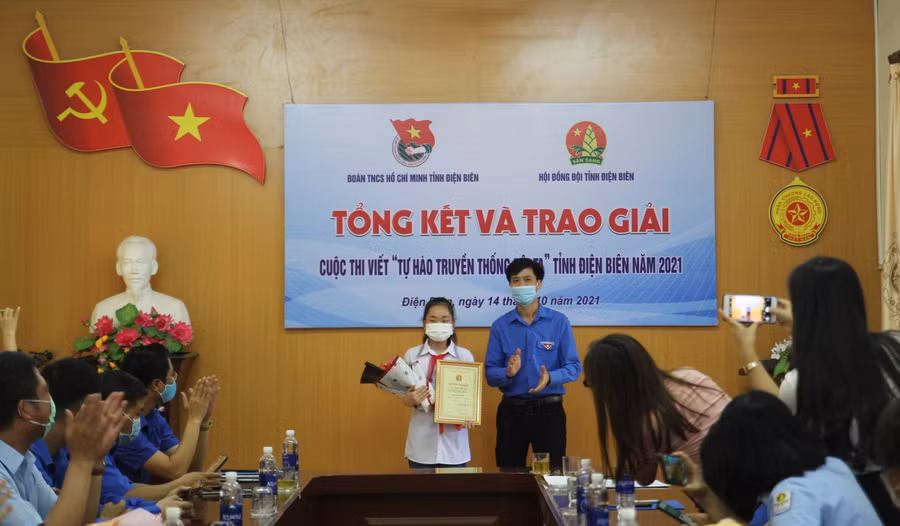 Ban tổ chức trao thưởng cho đội viên có bài thi đạt giải Nhất.