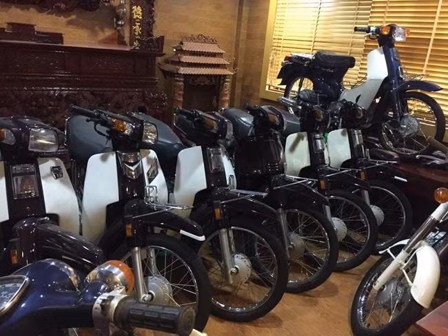 choang vang dan "huyen thoai" honda dream dat gia tien ty o ha noi hinh anh 12