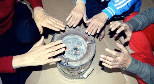 Mẹ chết trong nhà, câu nói ngây thơ của con gái 3 tuổi khiến ai cũng nhói lòng