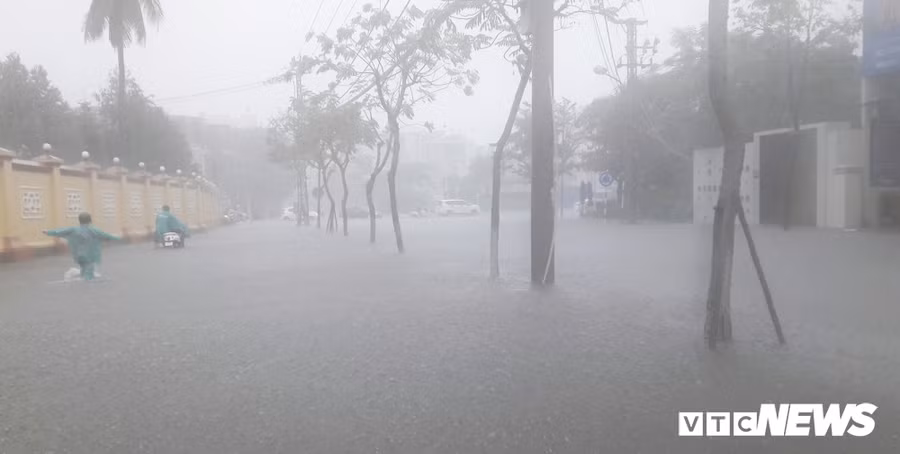 Đợt mưa lịch sử ở Trung Bộ kéo dài đến hết tuần