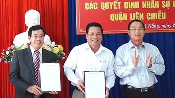 Ông Đàm Quang Hưng (bìa trái), ông Dương Thành Thị (giữa), trong một buổi lễ công bố nhân sự Ông Đàm Quang Hưng (bìa trái), ông Dương Thành Thị (giữa), trong một buổi lễ công bố nhân sự