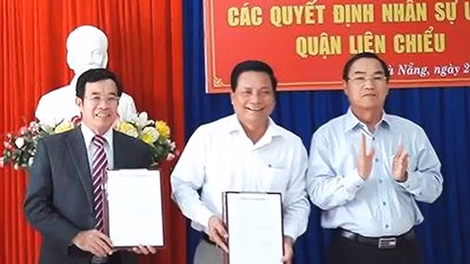 Ông Đàm Quang Hưng (bìa trái), ông Dương Thành Thị (giữa), trong một buổi lễ công bố nhân sự