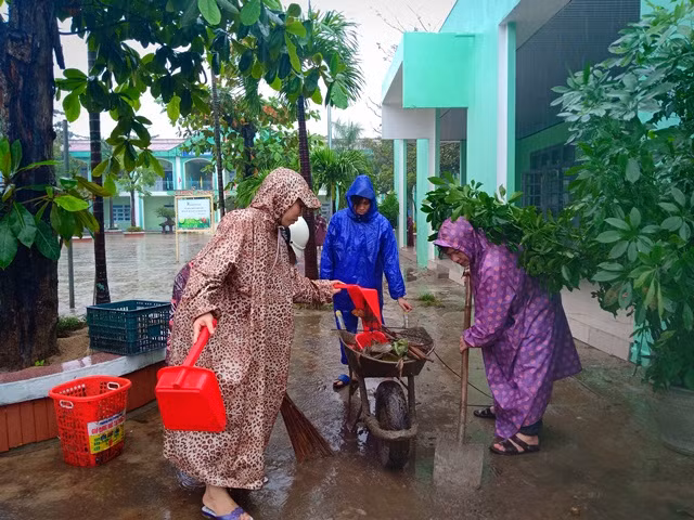 Ngay sau khi nước rút, cán bộ, giáo viên Trường THPT Nguyễn Hiền khẩn trương dọn dẹp, vệ sinh trường lớp