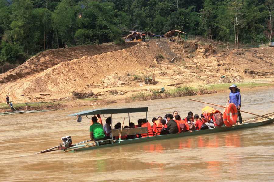 Hàng chục HS Trường THCS Phú Xuân (Quan Hóa, Thanh Hóa) phải vượt đò ngang đến trường