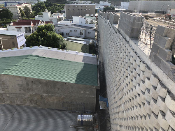 Bức tường chắn của dự án Đồi Xanh - Marina Hill Nha Trang cao gấp đôi dãy nhà dân phía dưới, tiềm ẩn nhiều rủi ro 20