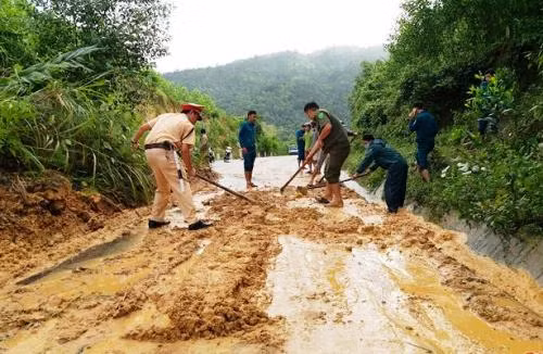 Công an huyện Ba Tơ khắc phục điểm sạt lở trên quốc lộ nối Quảng Ngãi với Kon Tum. Ảnh: Thạch Thảo.
