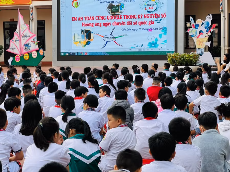 Trường Tiểu học Hoàng Văn Thụ đã tổ chức buổi giáo dục kĩ năng “Em an toàn cùng Google”.
