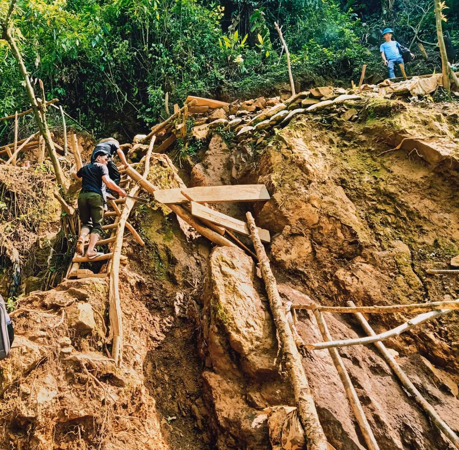 Đường lên hầm khai thác vàng tại "Bãi vàng ông Hưởng" với hiểm nguy rình rập. Đường lên hầm khai thác vàng tại "Bãi vàng ông Hưởng" với hiểm nguy rình rập.