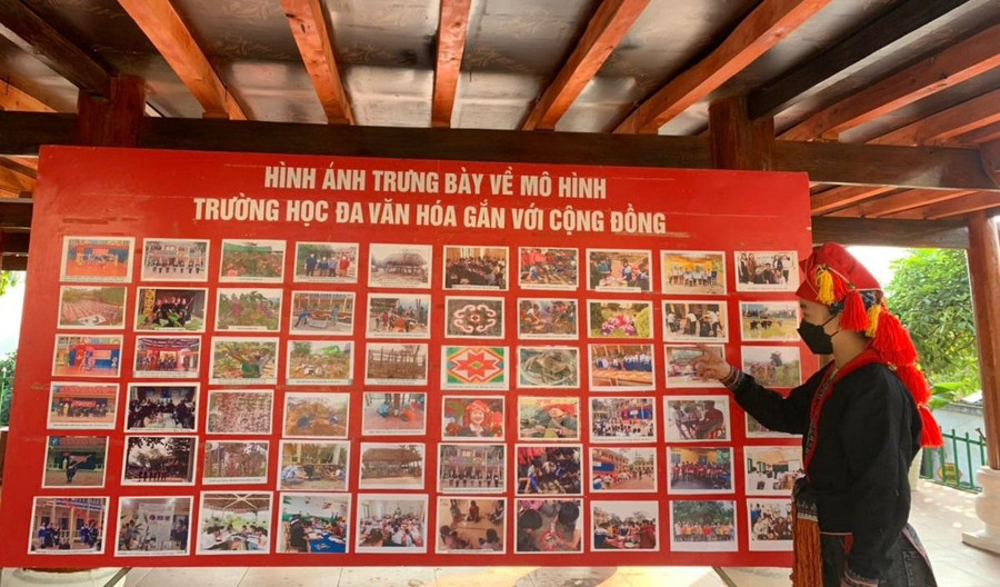 Những hình ảnh về mô hình &quot;Trường học đa văn hóa&quot; được trưng bày.