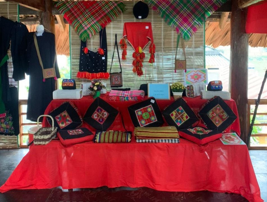 Trưng bày những sản mang đậm nét văn hóa dân tộc.