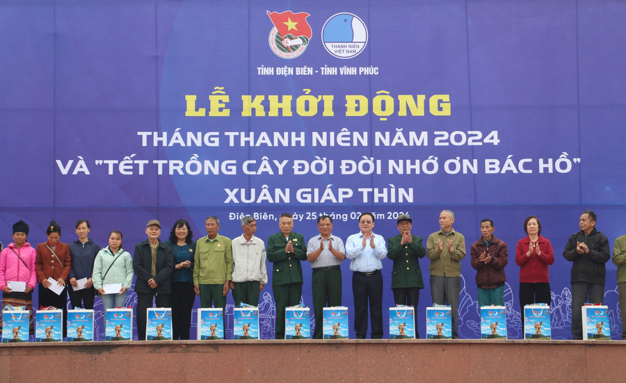 Trao tặng quà tặng cho hộ nghèo, gia đình chính sách, người có công trên địa bàn. Trao tặng quà tặng cho hộ nghèo, gia đình chính sách, người có công trên địa bàn.