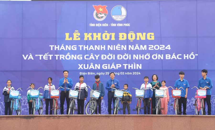 Trao tặng xe đạp cho học sinh có hoàn cảnh khó khăn.