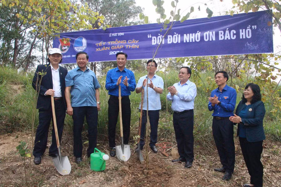 Các đại biểu tham gia trồng cây tại Di tích Trung tâm đề kháng Him Lam, TP Điện Biên Phủ.