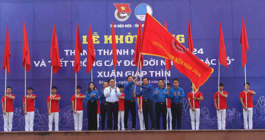 Nghi thức phất cờ phát lệnh khởi động Tháng Thanh niên năm 2024 trong tuổi trẻ toàn tỉnh Điện Biên.