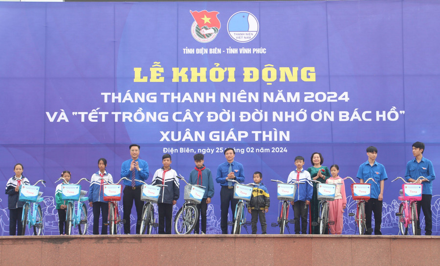 Trao tặng xe đạp cho học sinh có hoàn cảnh khó khăn. Trao tặng xe đạp cho học sinh có hoàn cảnh khó khăn.