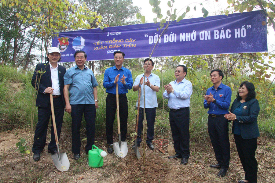 Các đại biểu tham gia trồng cây tại Di tích Trung tâm đề kháng Him Lam, TP Điện Biên Phủ. Các đại biểu tham gia trồng cây tại Di tích Trung tâm đề kháng Him Lam, TP Điện Biên Phủ.
