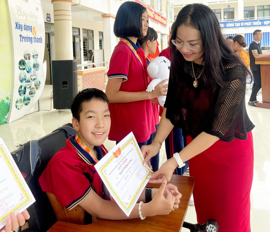 Cô Đào Thị Phượng trao thưởng cho em Nguyễn Đỗ Quyền Linh - dù bị khuyết tật từ nhỏ nhưng vẫn nỗ lực để giành giải tại cuộc thi VioEdu cấp huyện hai năm liền và đạt huy chương Đấu trường Toán học.