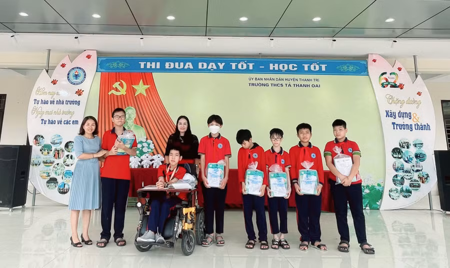 Ban Giám hiệu Trường THCS Tả Thanh Oai (Thanh Trì, Hà Nội) trao tặng sách giáo khoa cho các em học sinh khuyết tật, hoàn cảnh khó khăn trước thềm năm học mới 2023-2024. 