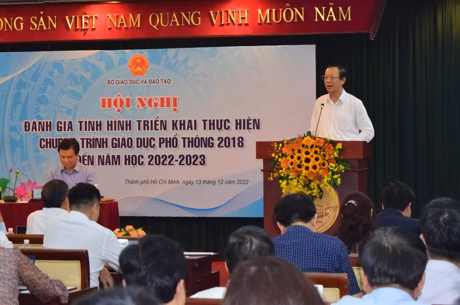 Thứ trưởng Phạm Ngọc Thưởng chia sẻ, trao đổi các vấn đề với các địa phương.