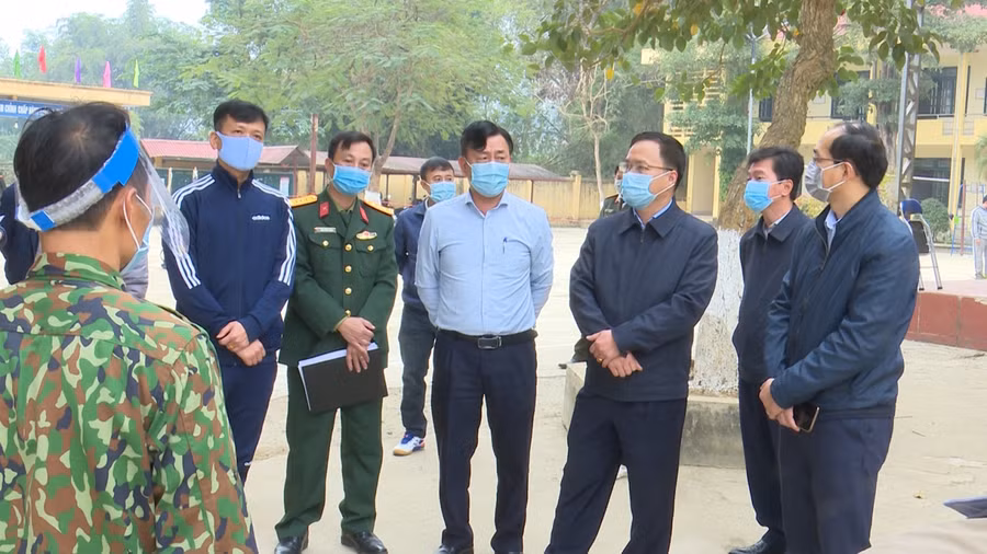 Lãnh đạo huyện Mường Ảng đi kiểm tra, động viên cán bộ, chiến sỹ tham gia chống dịch trong dịp Tết Nguyên đán Tân Sửu.