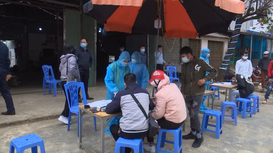 Một điểm kiểm soát dịch bệnh, khai báo y tế tại Điện Biên