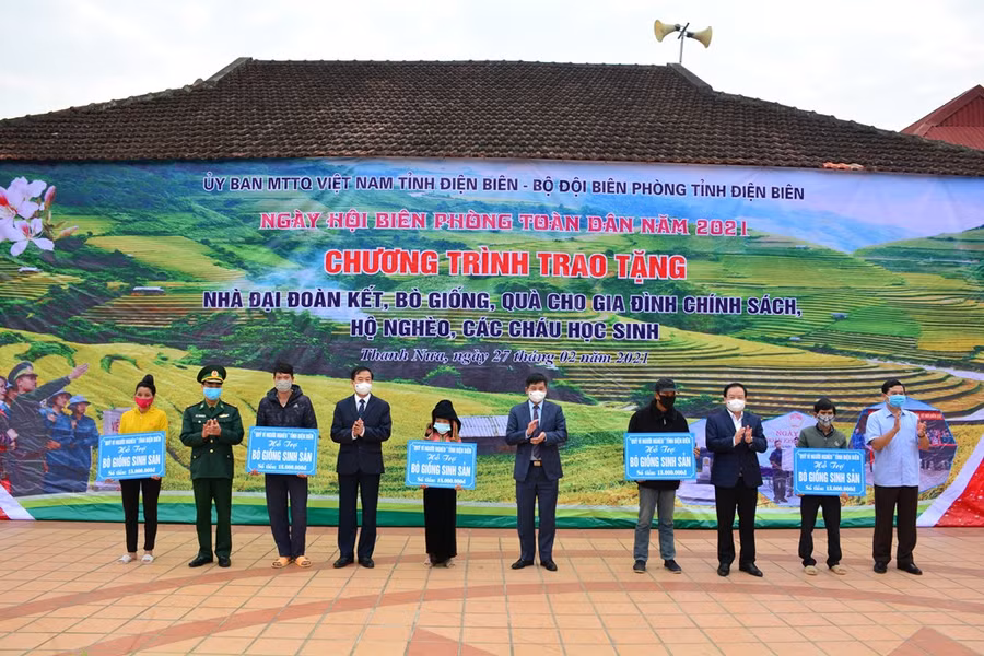 Đại diện lãnh đạo cấp ủy, chính quyền tỉnh Điện Biên và Bộ Chỉ huy Bộ đội biên phòng trao quà cho người dân