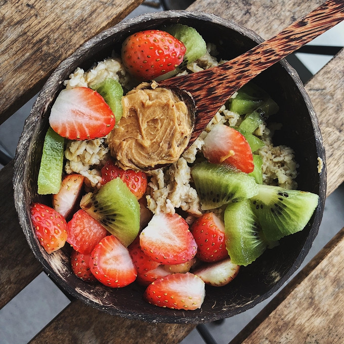 Hạnh Phúc tâm sự, lúc đầu cô gặp nhiều khó khăn khi thích nghi với chế độ ăn uống này bởi đã quen cách nấu nêm nếm nhiều gia vị kiểu truyền thống. Phải mất một thời gian tham khảo nhiều tài liệu và rút kinh nghiệm dần qua các lần chế biến, Phúc mới có cho riêng mình cách nấu hợp khẩu vị. Cô gái độc thân tốn 7 triệu đồng tiền chợ mỗi tháng - 2