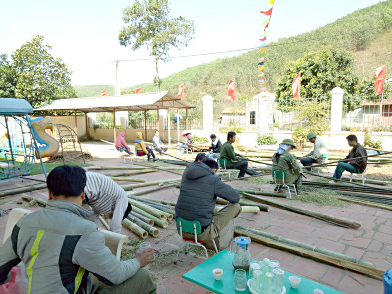 Phụ huynh học sinh tham gia làm khu vui chơi cho trẻ.