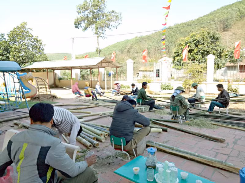 Phụ huynh học sinh tham gia làm khu vui chơi cho trẻ.