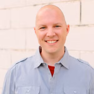  Mike Berry, một ông bố của 8 người con kiêm nhà văn, nhà diễn thuyết, chia sẻ lý do vì sao đối với ông vợ lại quan trọng hơn các con và vì sao mọi gia đình nên có chung quan điểm này 