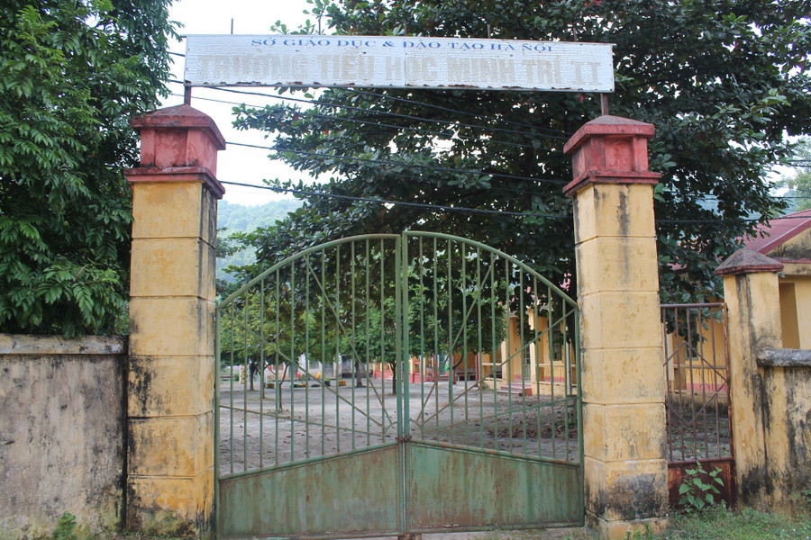 Trường Tiểu học Minh Trí II (thôn Minh Tân, xã Minh Trí) đã đóng cửa để các em học sinh chuyển ra học tại trường khu vực trung tâm xã
