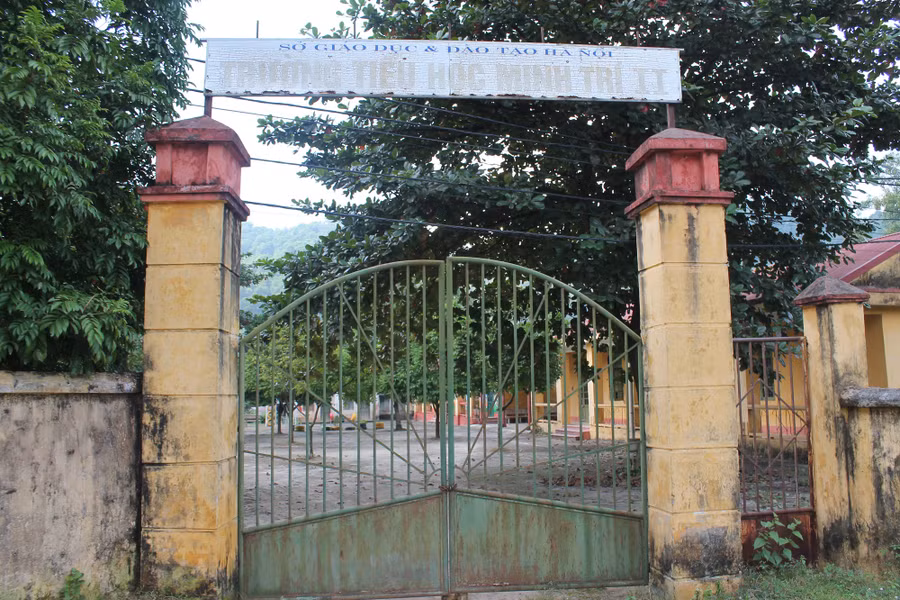 Trường Tiểu học Minh Trí II (thôn Minh Tân, xã Minh Trí) đã đóng cửa để các em học sinh chuyển ra học tại trường khu vực trung tâm xã