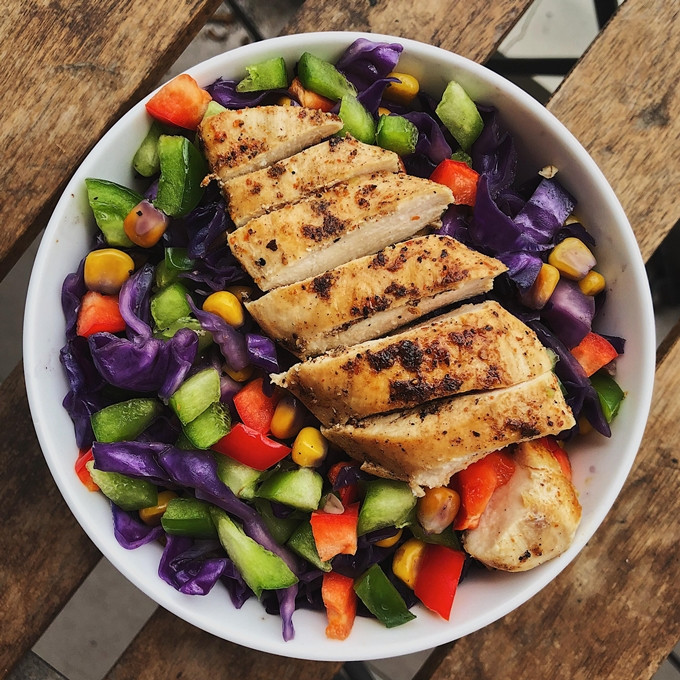 Thời gian để Phúc chuẩn bị một bữa ăn chừng 20 phút, trong đó sơ chế tốn khoảng 10 phút; công đoạn làm chín bằng hấp, áp chảo mất thêm 10 phút. Cô gái độc thân tốn 7 triệu đồng tiền chợ mỗi tháng - 9