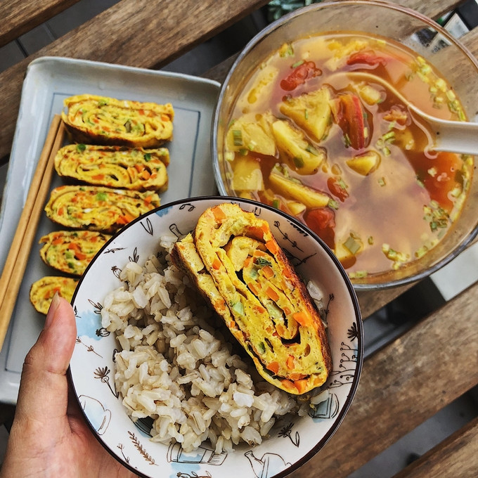 Thay vì sử dụng các loại gia vị công nghiệp như hạt nêm, mì chính, Phúc khiến món ăn dậy mùi và đậm vị bằng nguyên liệu thảo mộc như sả, lá hương thảo, lá kinh giới cay, lá húng quế tây... Theo cô, các loại hương liệu thiên nhiên này giúp món ăn ngon hơn lại có lợi cho sức khỏe. Cô gái độc thân tốn 7 triệu đồng tiền chợ mỗi tháng - 3