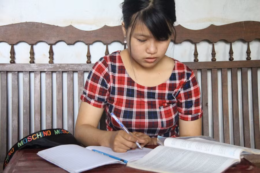 Mặc dù khó khăn nhưng Thảo đã vượt qua tất cả để thi đậu vào trường em và mẹ mơ ước. 