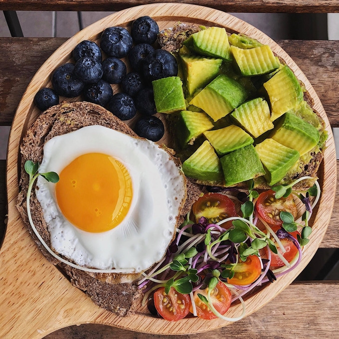 Theo Hạnh Phúc, ăn uống lành mạnh không phải chế độ chỉ dành riêng cho người sẵn sàng chi nhiều tiền đi chợ. Tùy vào cách lựa chọn thực phẩm và tuân thủ nguyên tắc nấu nướng mà bữa ăn vẫn rẻ, đảm bảo dinh dưỡng, giúp duy trì vóc dáng. Cô gái độc thân tốn 7 triệu đồng tiền chợ mỗi tháng - 13