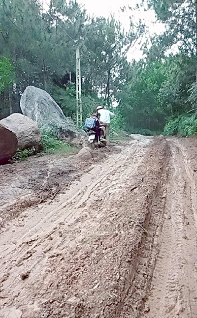 Những đoạn đường lầy lội khi trời mưa khi phụ huynh đưa con đến trường.