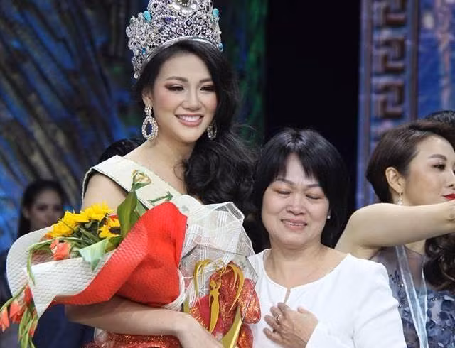 Rơi nước mắt tâm thư gửi mẹ của Hoa hậu Trái đất Nguyễn Phương Khánh