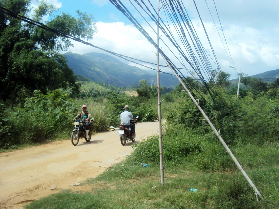 Dây cáp viễn thông được chống tạm bợ